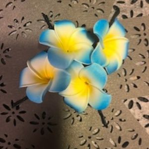 Fleurs Hawaïenne pour cheveux avec pince.